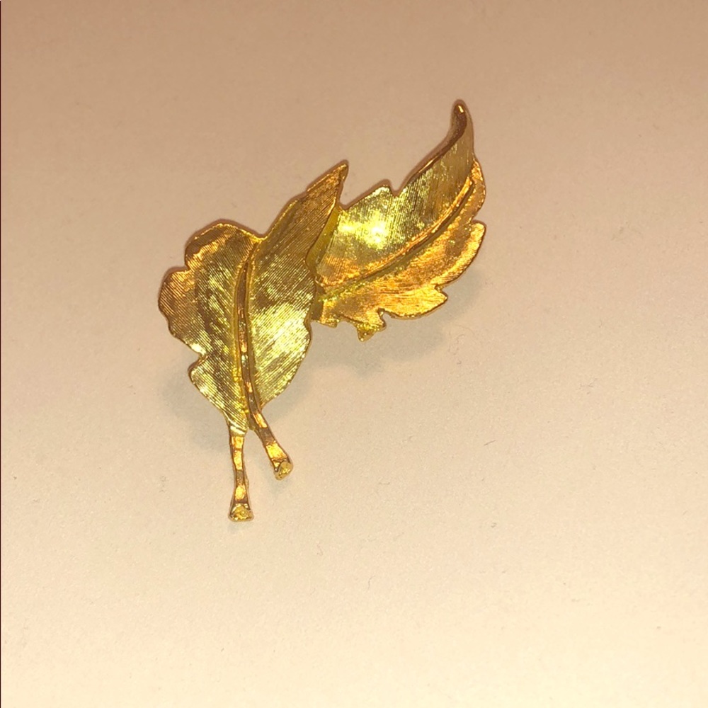 DuBarry Fifth Avenue | Vintage Gold Toned Brooch